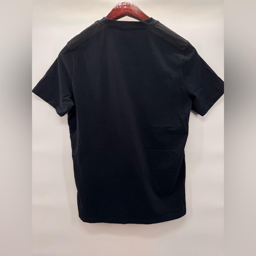 Prada V-neck Black T-shirt Small

there are defects, see photo - Picture 4 of 5